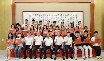 青春逐夢(mèng) 不負(fù)韶華——廣東霸王花集團(tuán)舉行2024年高考獎(jiǎng)學(xué)金發(fā)放儀式