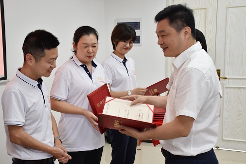 朱利昀副總裁為學(xué)員頒獎.jpg